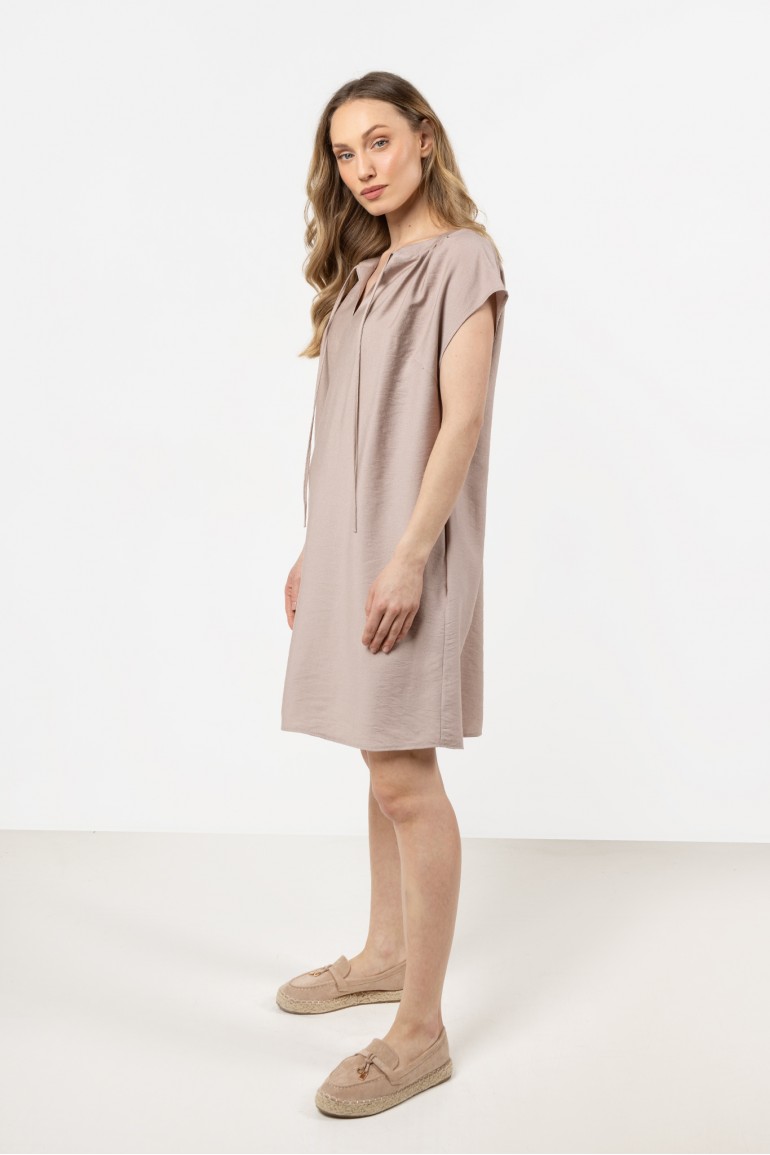 DM1261 Sukienka oversize z wiązaniem przy dekolcie - kaszmirowa