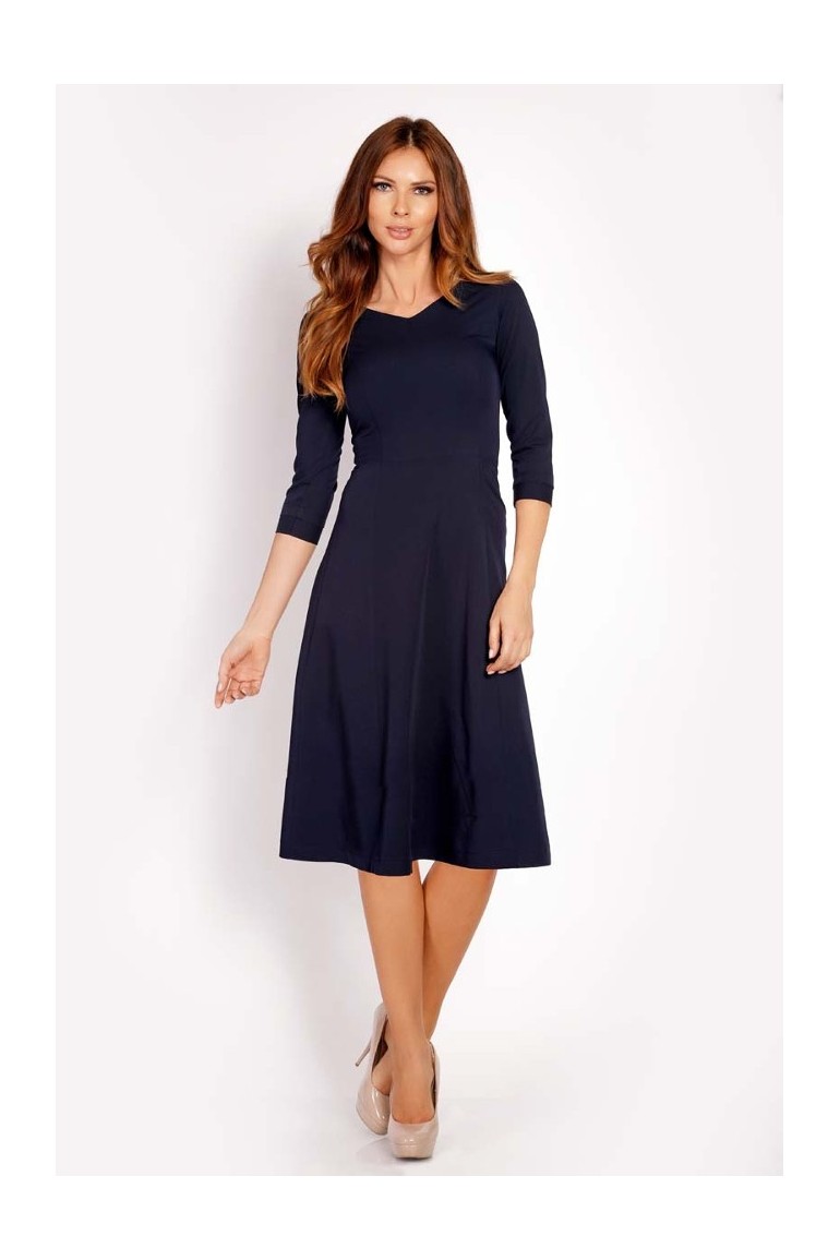 CM3293 Elegancka dopasowana sukienka w kontrafałdy - granatowa