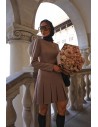 Elegancka sukienka mini z kontrafałdami - mocca