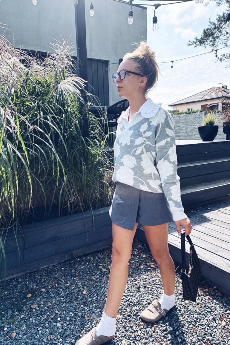 CM5534 Sweter w kwiaty - model 1
