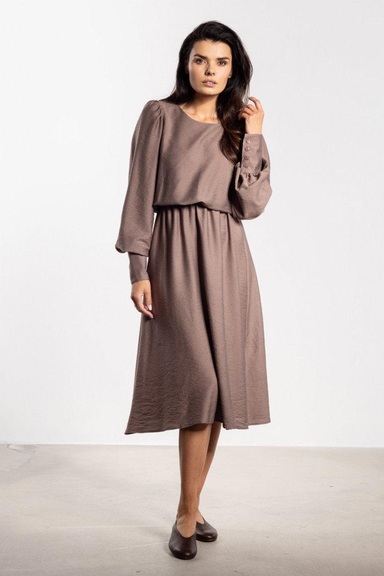DM1427 Elegancka sukienka midi z długimi rękawami - taupe