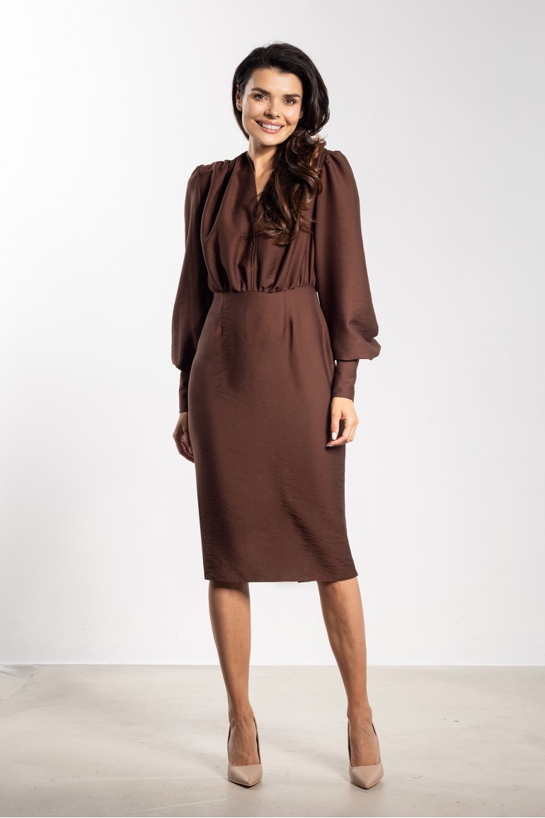 DM1430 Elegancka sukienka midi z marszczoną górą - czekoladowa