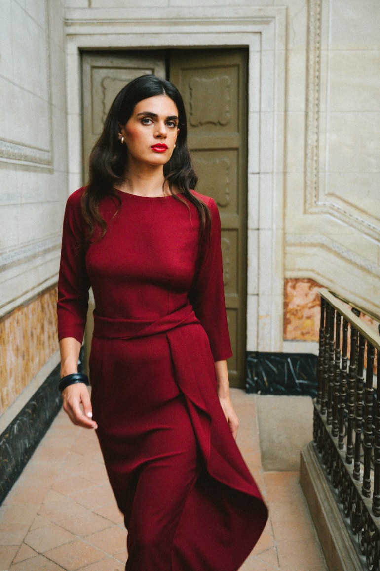 DM1500 Elegancka sukienka z ozdobną falbaną - bordowa