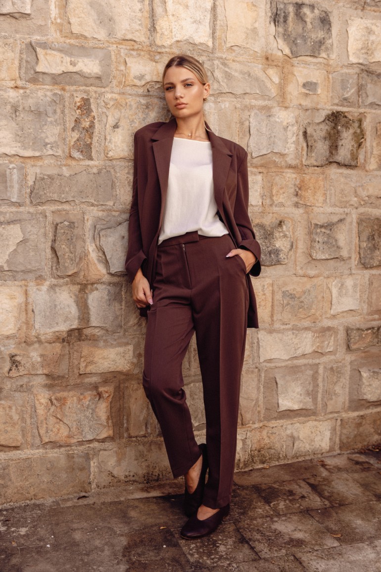 DM1441 Spodnie damskie cygaretki z kantem - czekoladowe