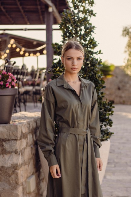 Sukienka midi z wiązaniem w talii i kołnierzykiem - szałwiowa DM1431 Sukienka midi z...