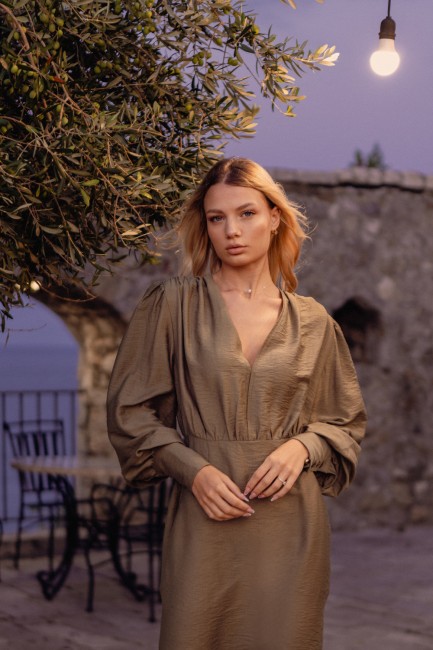 Sukienka mini z dekoltem V i długimi rękawami - szałwiowa DM1429 Sukienka mini z...