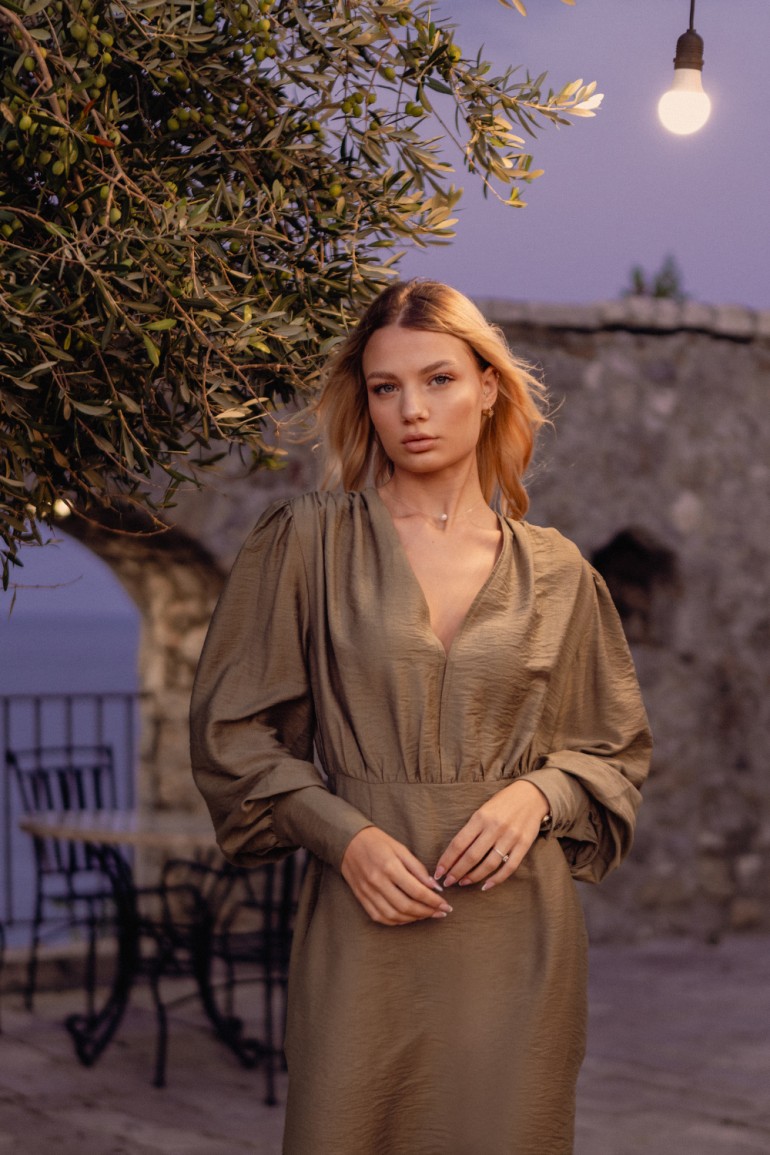 DM1429 Sukienka mini z dekoltem V i długimi rękawami - szałwiowa