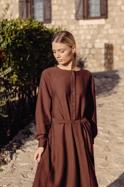 Sukienka o kroju A z paskiem w talii - czekoladowa DM1428 Sukienka o kroju A z...