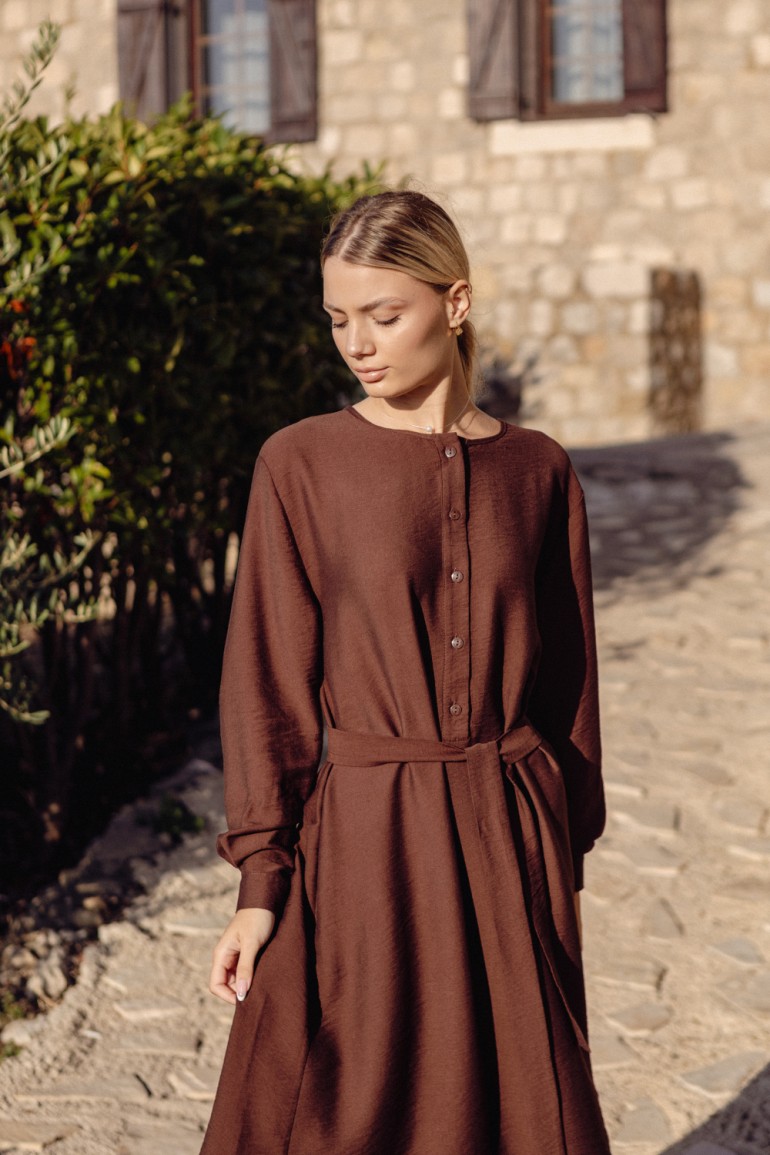 DM1428 Sukienka o kroju A z paskiem w talii - czekoladowa