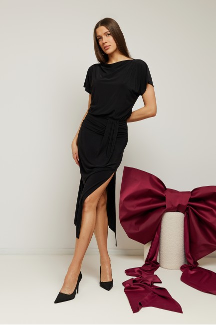 Elegancka sukienka midi z rozcięciem na nogę - czarna DM1540 Elegancka sukienka...