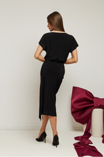 Elegancka sukienka midi z rozcięciem na nogę - czarna
