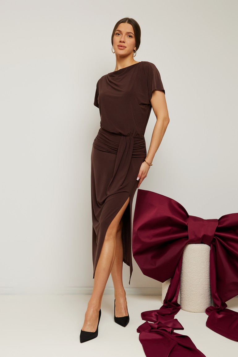 DM1540 Elegancka sukienka midi z rozcięciem na nogę - brązowa