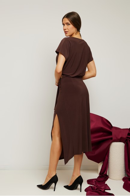 Elegancka sukienka midi z rozcięciem na nogę - brązowa