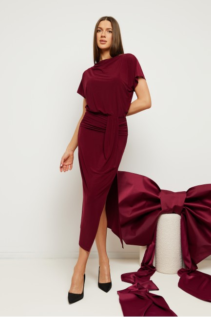 Elegancka sukienka midi z rozcięciem na nogę - bordowa DM1540 Elegancka sukienka...