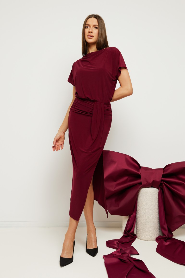 DM1540 Elegancka sukienka midi z rozcięciem na nogę - bordowa