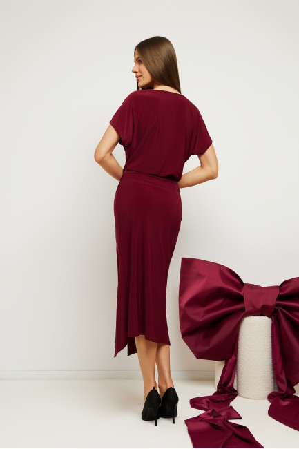 Elegancka sukienka midi z rozcięciem na nogę - bordowa