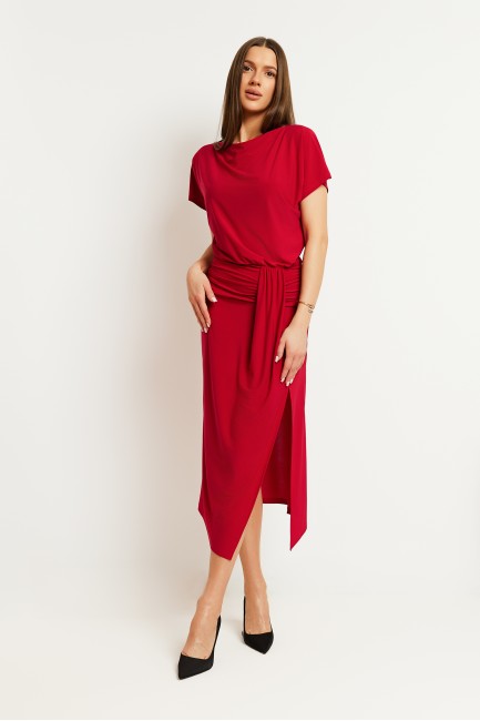 Elegancka sukienka midi z rozcięciem na nogę - czerwona DM1540 Elegancka sukienka...