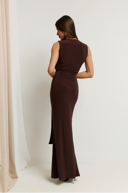 Dopasowana sukienka wieczorowa maxi - brązowa