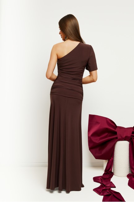 Sukienka maxi na jedno ramię - brązowa
