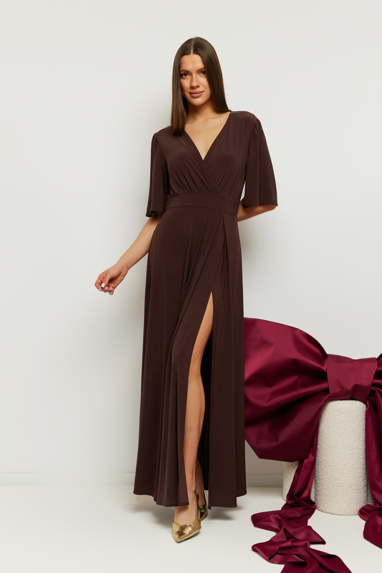 DM1543 Sukienka wieczorowa z wysokim rozcięciem na nogę - brązowa