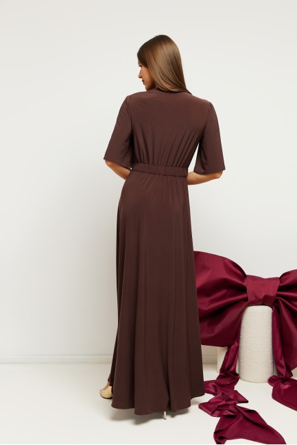 Sukienka wieczorowa z wysokim rozcięciem na nogę - brązowa