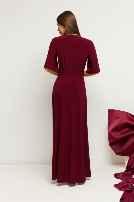 Sukienka wieczorowa z wysokim rozcięciem na nogę - bordowa