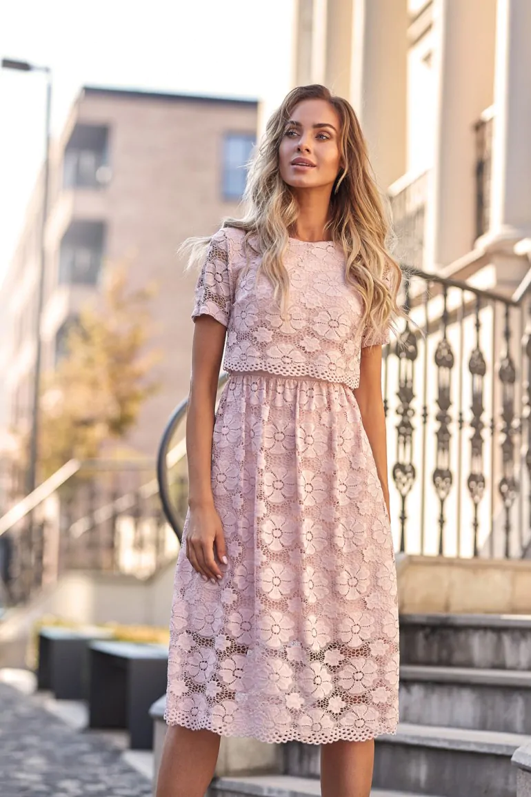 CM4015 Koronkowa sukienka midi - różowa
