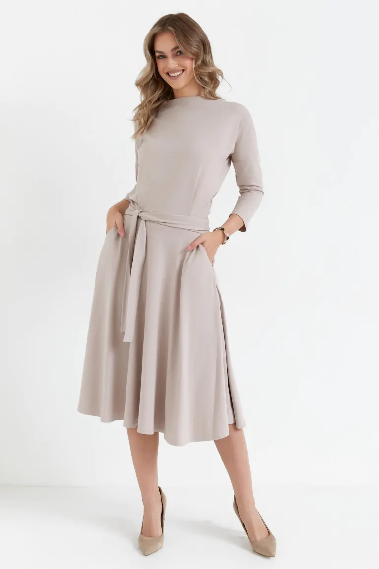 DM0992 Wiskozowa sukienka rozkloszowana z paskiem – beżowa