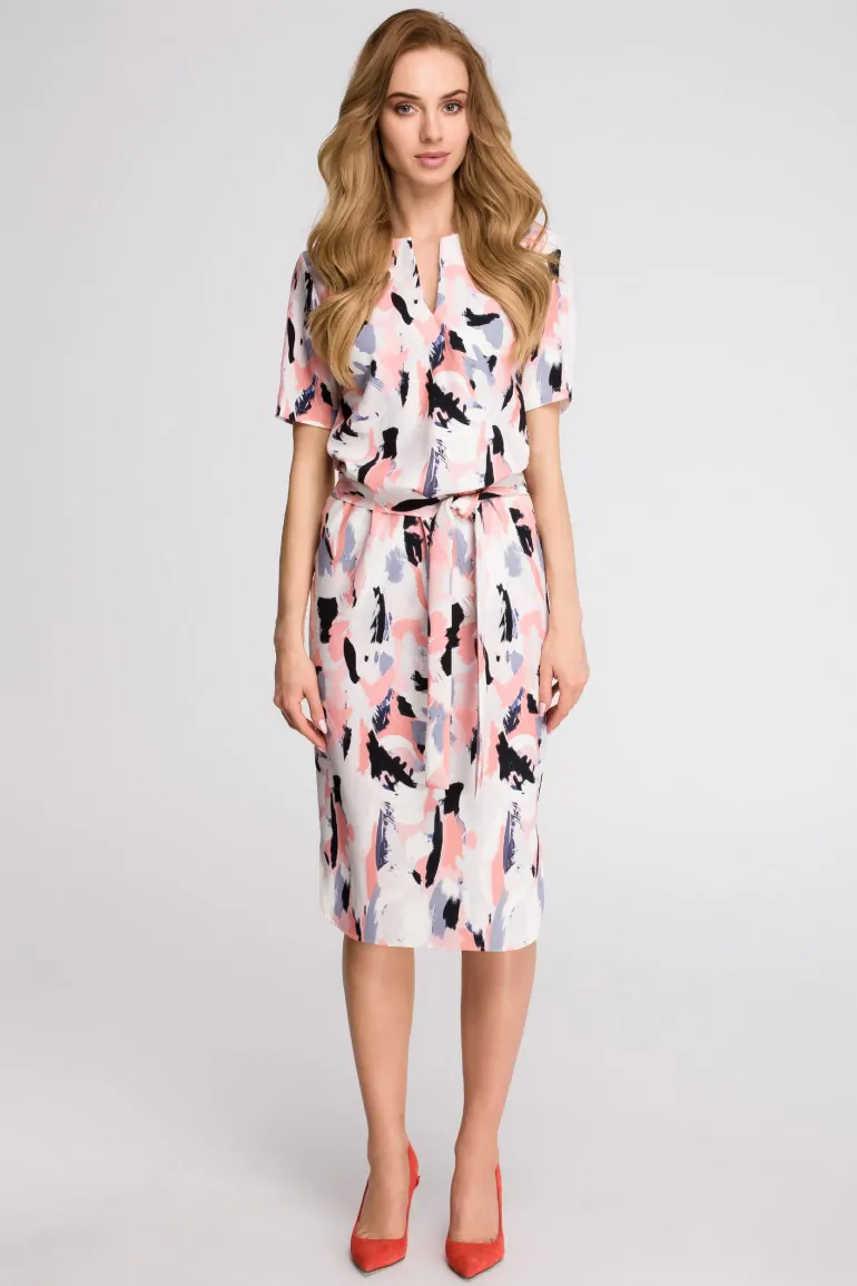 CM3630 Sukienka z paskiem i dołem na półokrągło - model 2