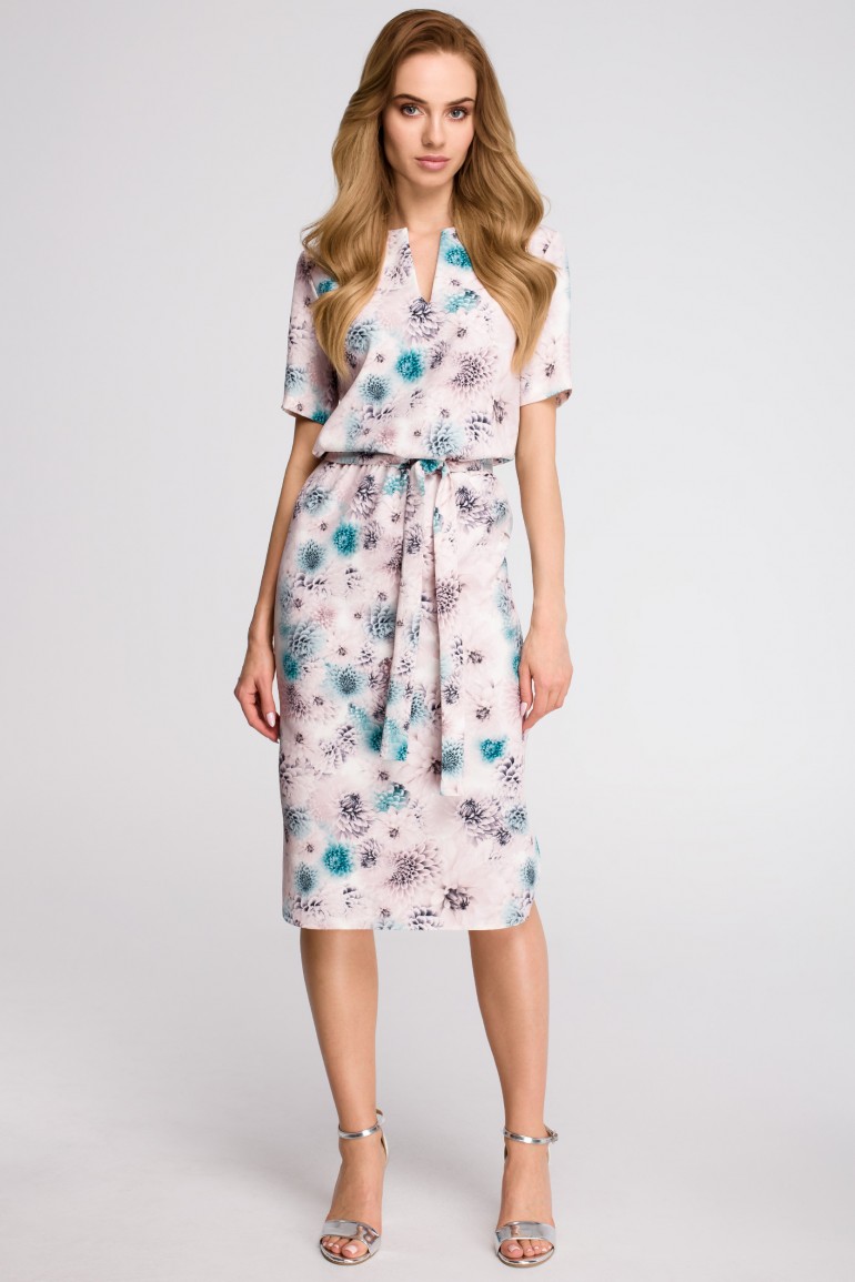 CM3630 Sukienka z paskiem i dołem na półokrągło - model 3