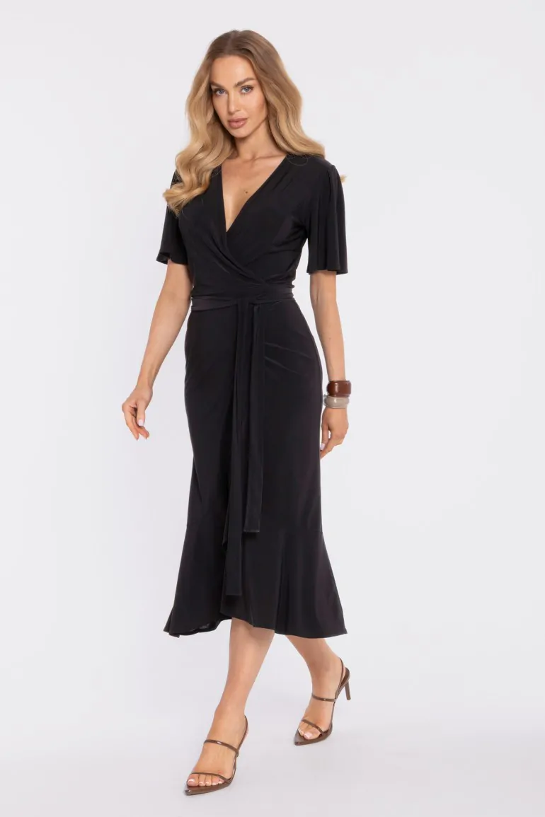 DM1674 Kopertowa sukienka midi z falbaną i marszczeniem - czarna