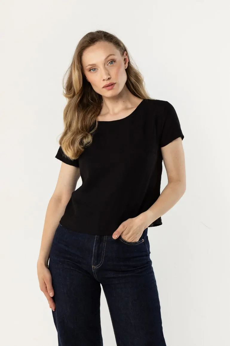 DM1571 Bluzka o prostym kroju z krótkim rękawem - czarna