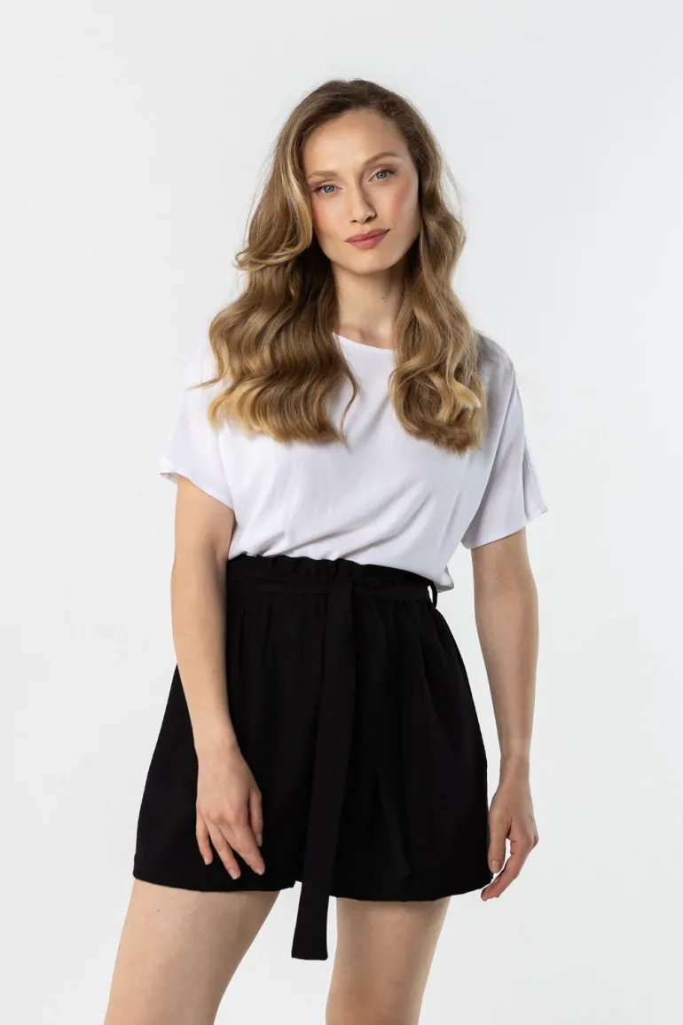 DM1574 Szorty z wysokim stanem i wiązaniem w talii - czarne