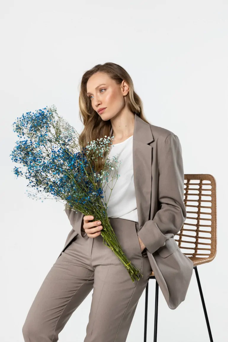 DM1585 Lniana marynarka damska zapinana na guzik - latte