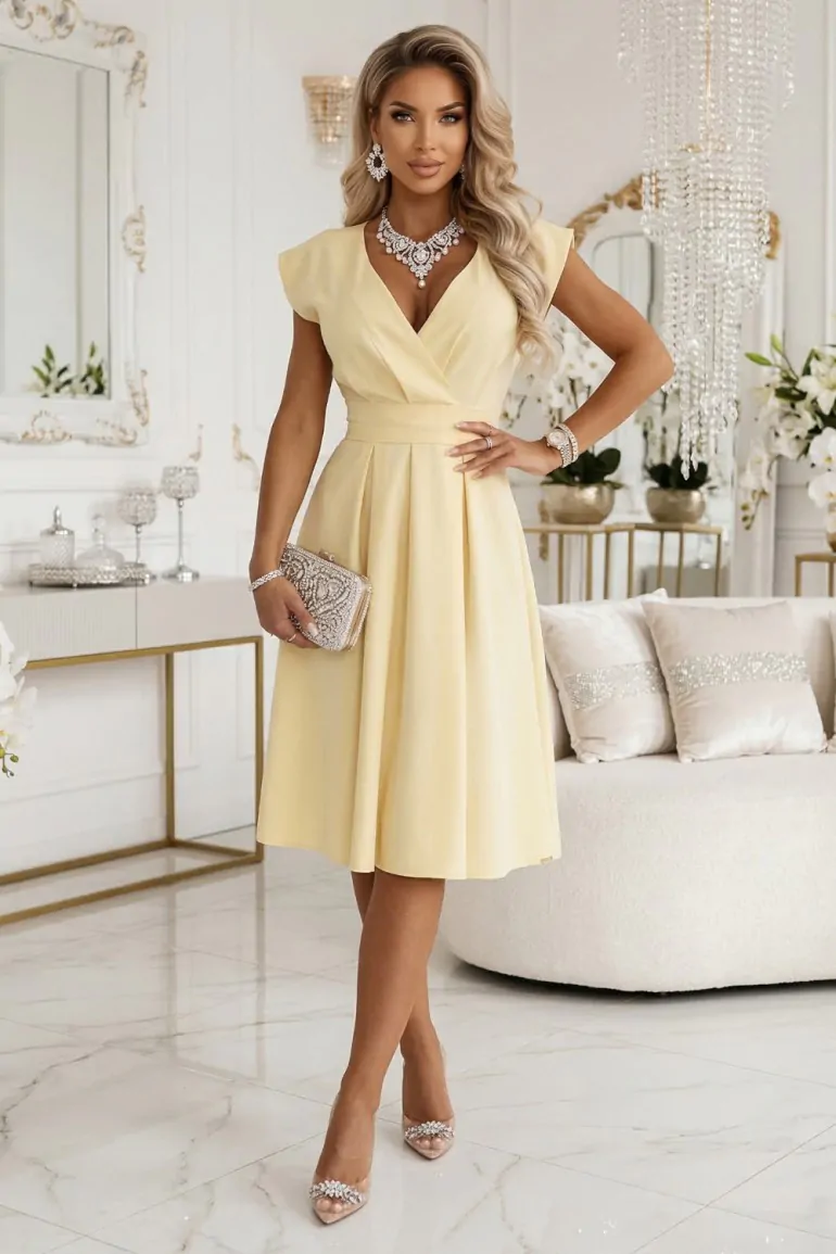 CM7878 Rozkloszowana sukienka z dekoltem i paskiem - żółta