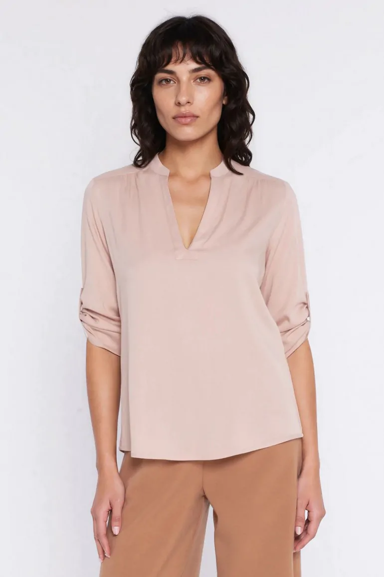 DM1589 Bluzka z dekoltem V i podwijanymi rękawami - beżowa
