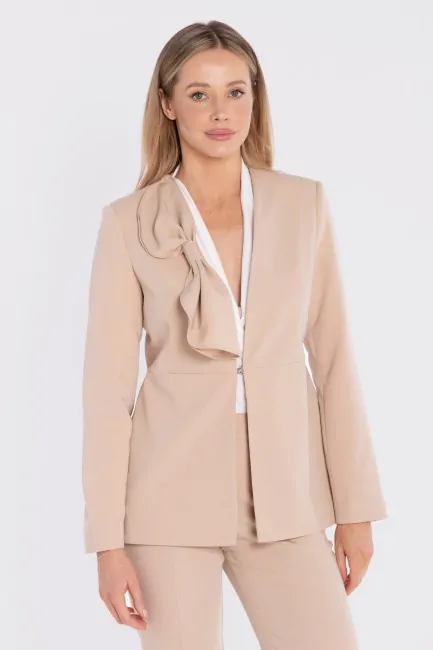 Elegancka marynarka z ozdobną kokardą - beżowa DM1679 Elegancka marynarka...