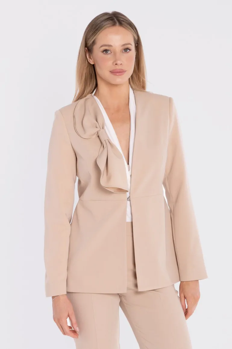DM1679 Elegancka marynarka z ozdobną kokardą - beżowa