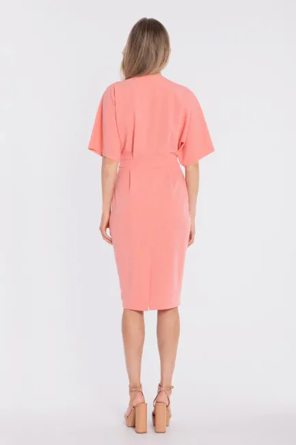 Sukienka kopertowa midi z krótkimi rękawami - łososiowa
