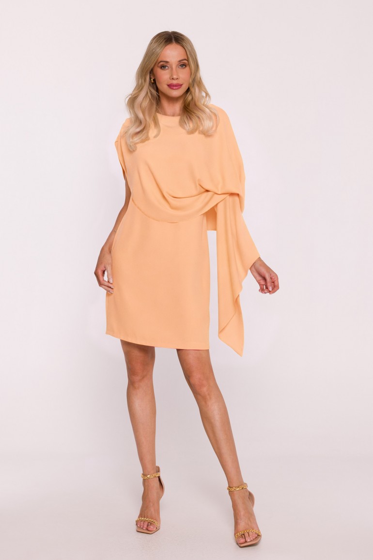 DM1498 Sukienka koktajlowa z dekoracyjną peleryną - brzoskwiniowa
