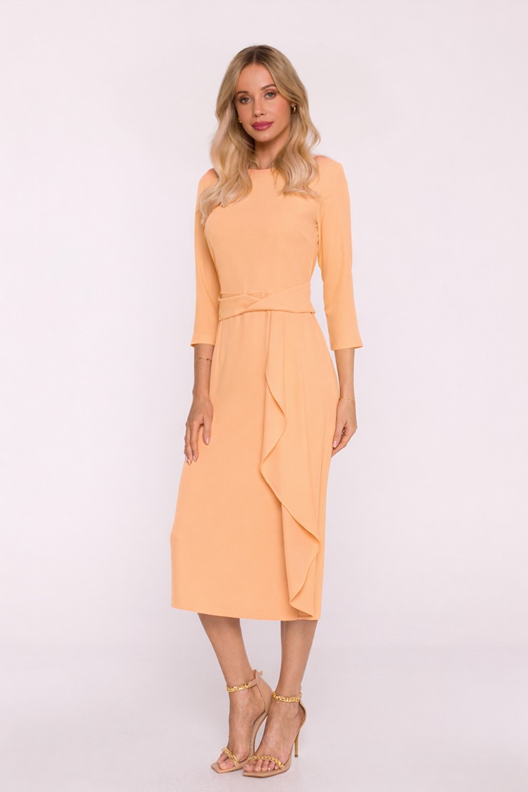 DM1500 Elegancka sukienka z ozdobną falbaną - brzoskwiniowa