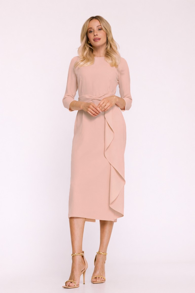 DM1500 Elegancka sukienka z ozdobną falbaną - sorbetowa