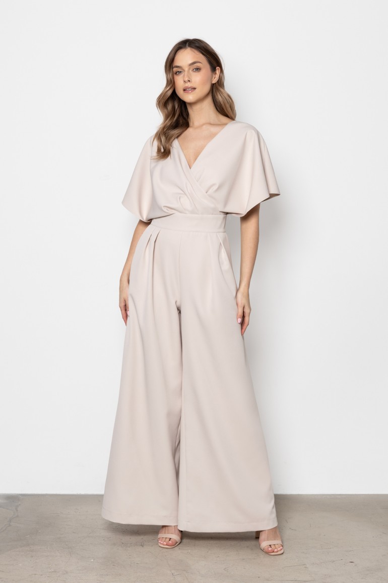 DM1615 Elegancki kombinezon z kopertowym dekoltem - beżowy