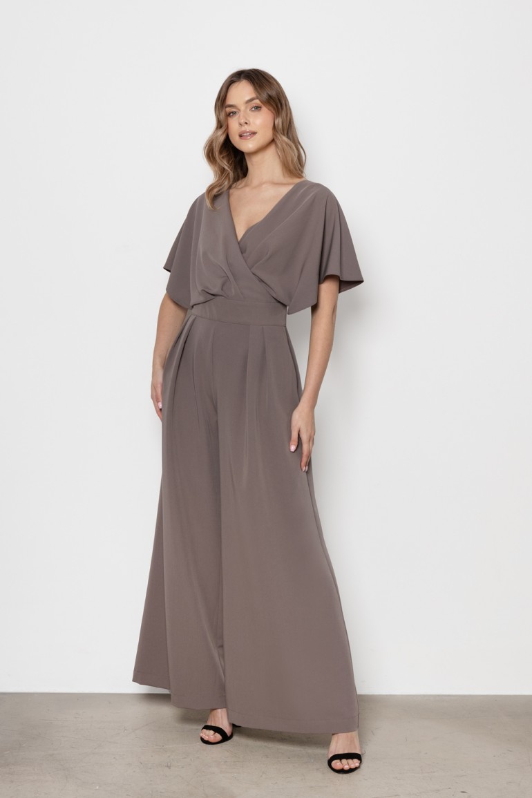 DM1615 Elegancki kombinezon z kopertowym dekoltem - taupe