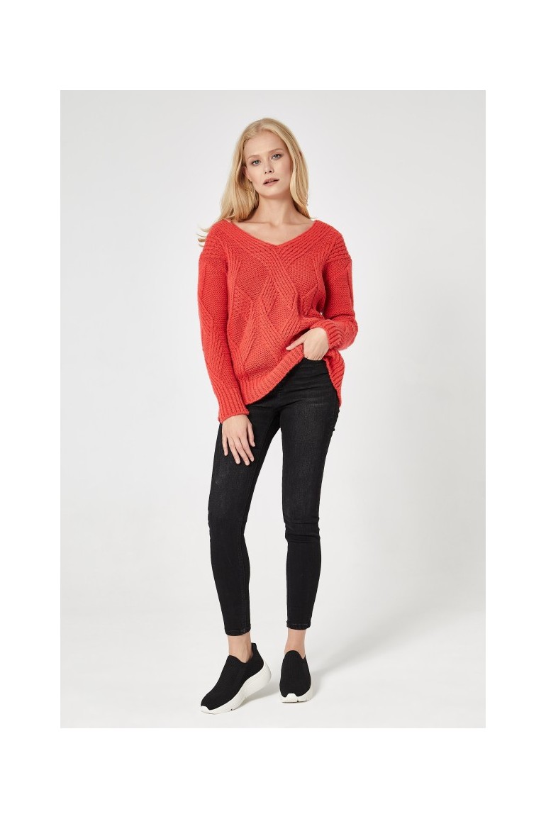 CM4745 Sweter z trójwymiarowym splotem - koralowy