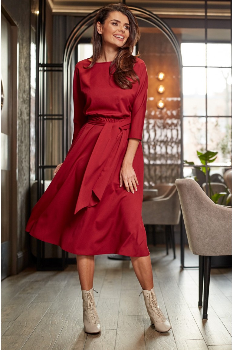 CM5005 Elegancka sukienka midi z pasem - bordowa