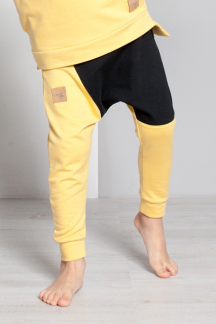 Dresowe spodnie z czarną wstawką z kieszenią - miodowe CM5077 Dresowe spodnie z...