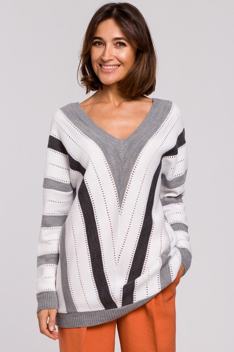 CM5177 Sweter w serek - szary