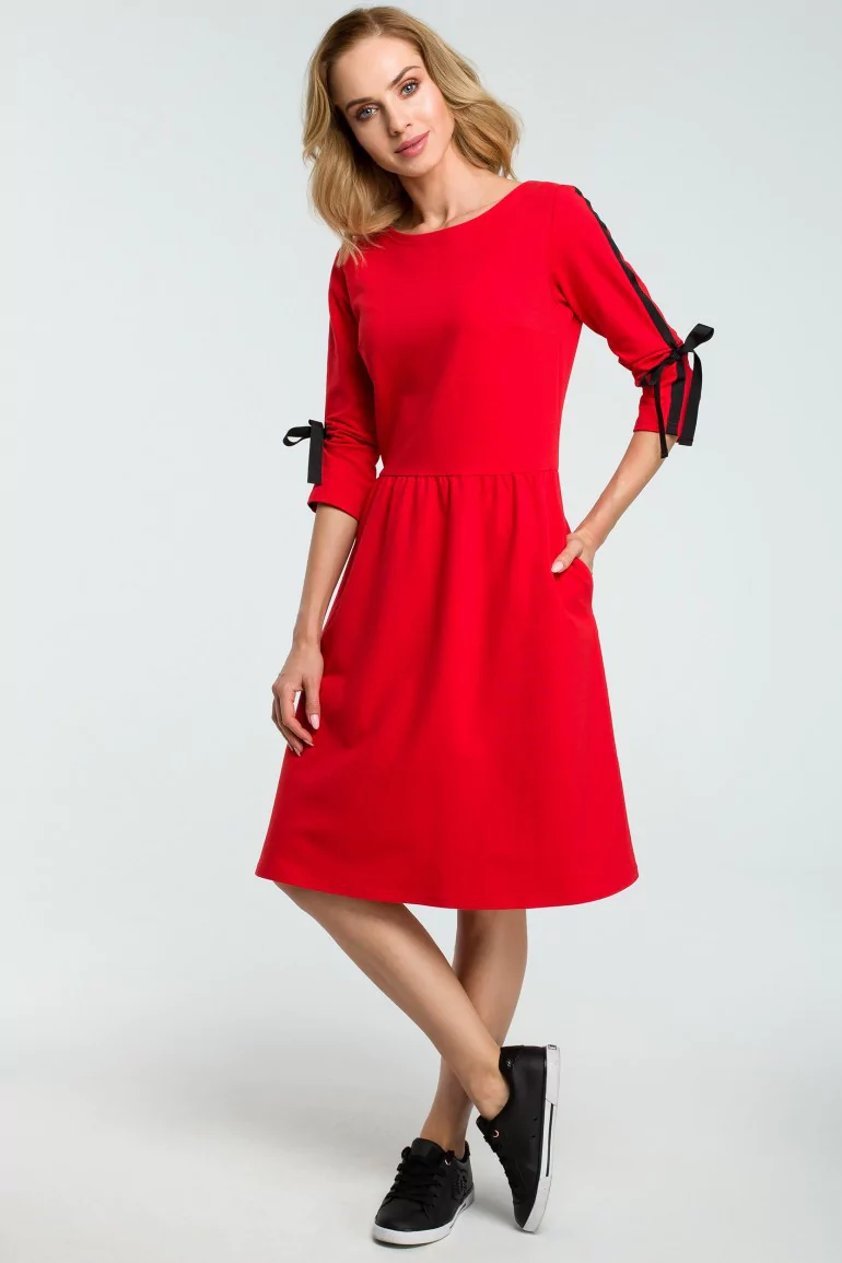 CM3802 Rozkloszowana sukienka z wiązanymi rękawami - czerwona