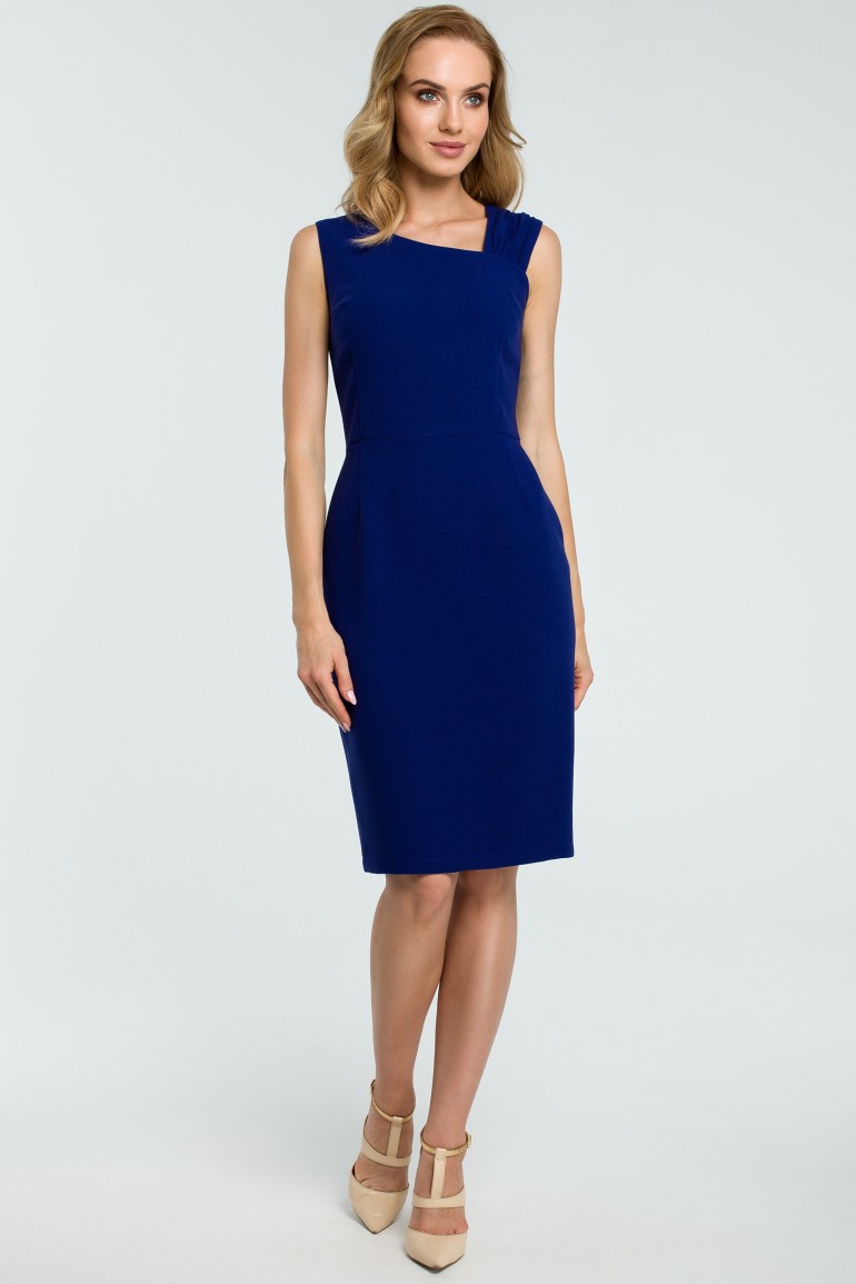 CM3811 Elegancka sukienka ołówkowa z rozcięciem - chabrowa